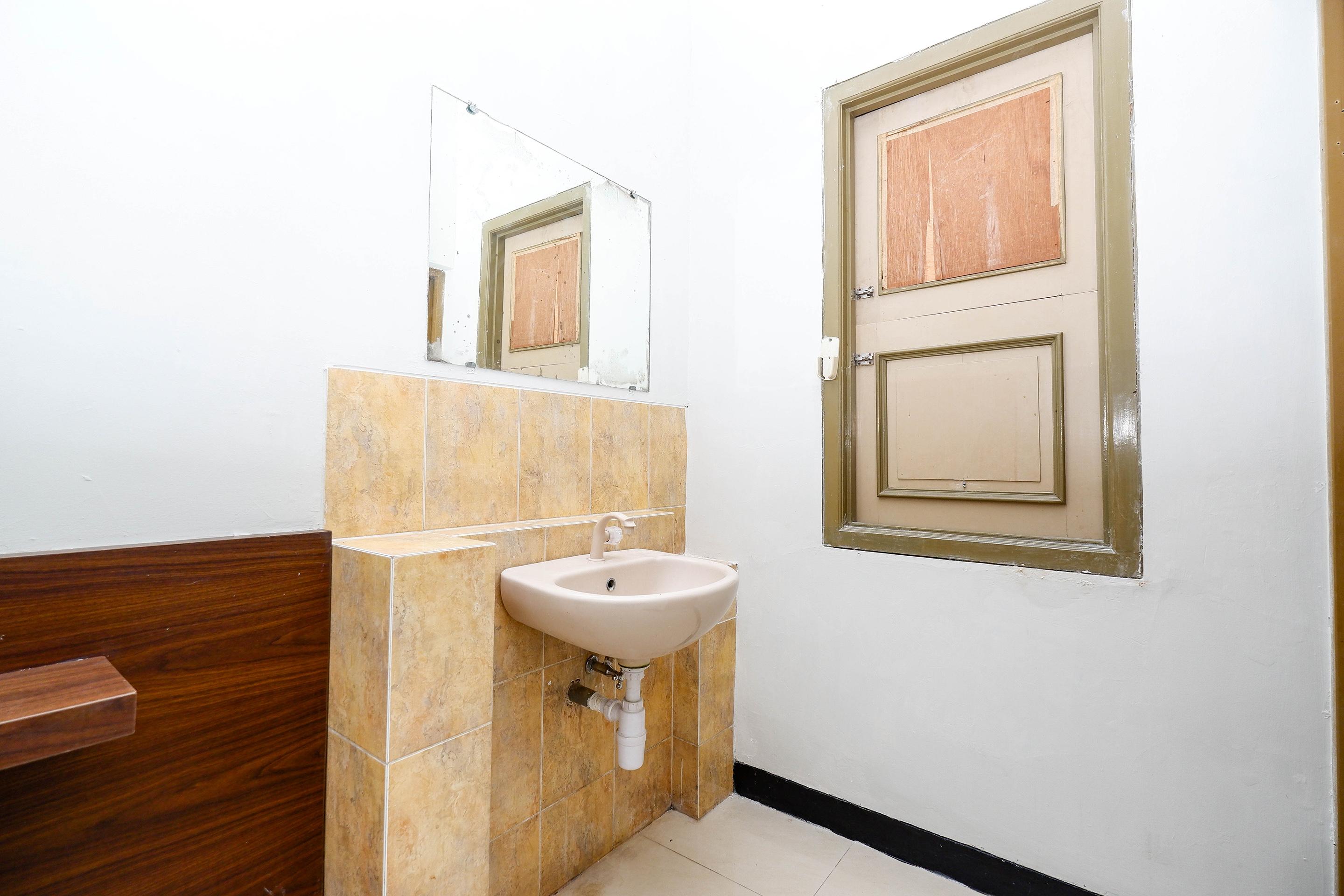 Hotel Oyo 2436 Kencana Tegal (Central Java)